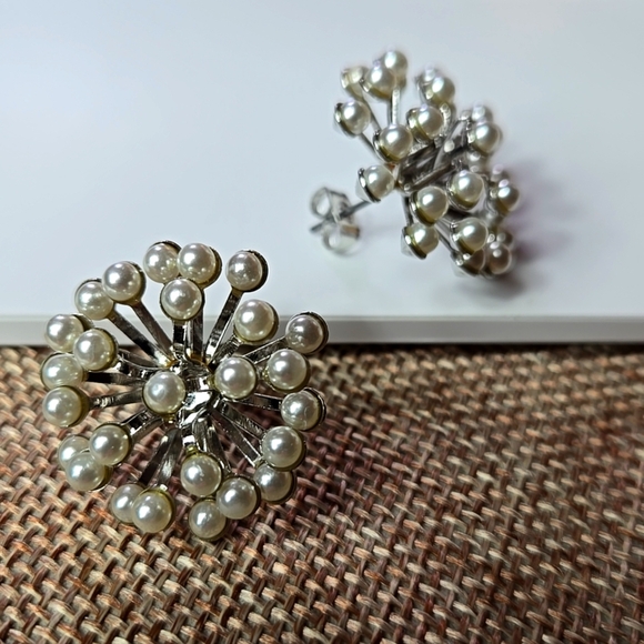 Elegant Silver tone fuax Pearl stud Earrings - Picture 4 of 12